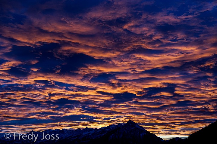 Niesen mit Abendhimmel, Berner Oberland, wenige Sekunden später