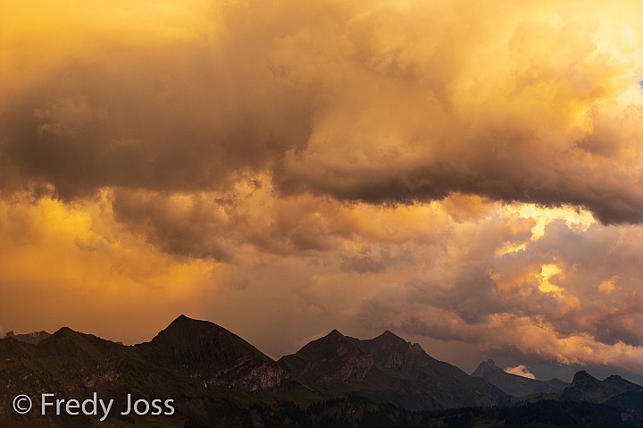 Gewitterwolken über dem Berner Oberland